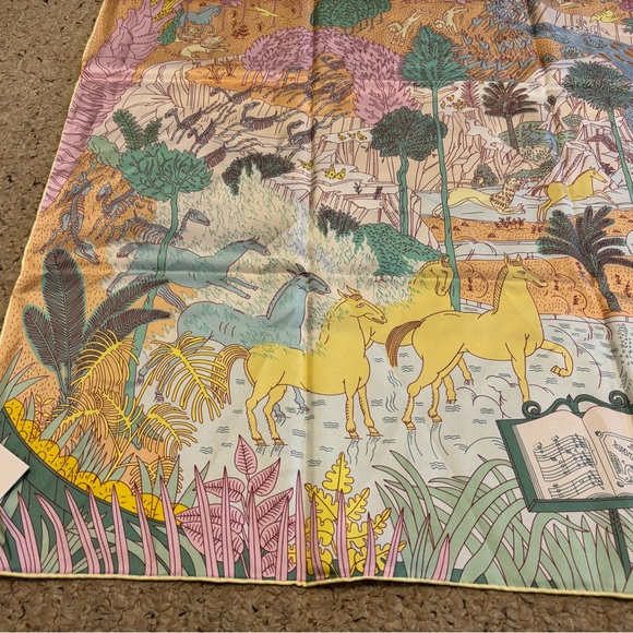 NINA SOLOR SILK SCARF STUNNING GRAPHICS NWT - Picture 3 of 3